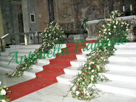 santa Maria in Domnica - Particolre scale- Composizioni da terra con rose e lilium bianchi e rossi e verde decorativo con cascata